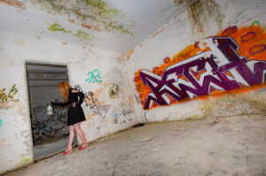 ritratto urbex ivana graffiti lanterna scarpe rosse