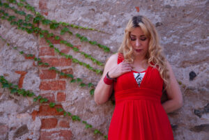 ritratto ivana rosso muro musica abito