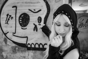 ritratto ivana mezzobusto teschio graffiti urbex BN