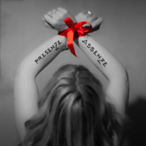 ritratto braccia BN scritte nastro rosso ivana