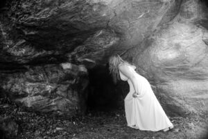 ritratto ivana bosco roccia bianco BN fantasy